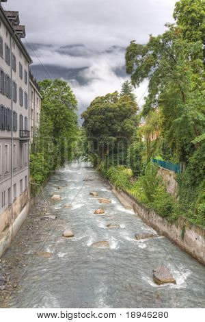 Chur, İsviçre'nin merkezi Plessur Nehri. HDR fotoğraf.