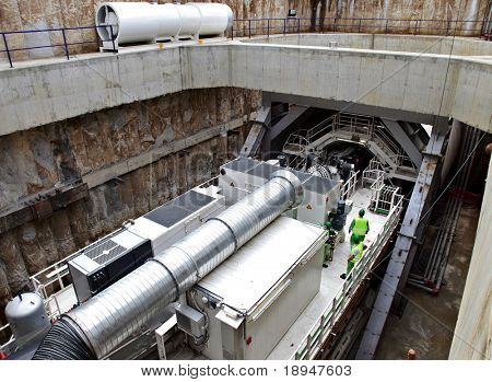 versterkte schacht en een enorme tunnel boren machine voor underground