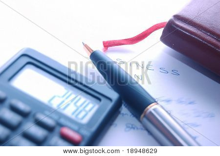 Organizador, calculadora, caneta-tinteiro - trabalho de escritório