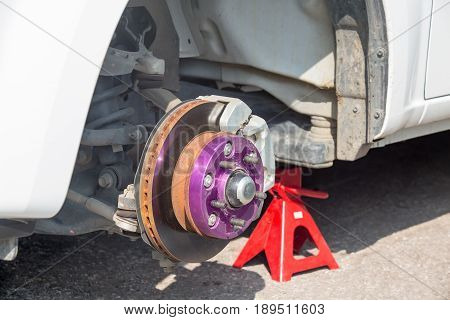 maintenance disk brake of modified cars in garage