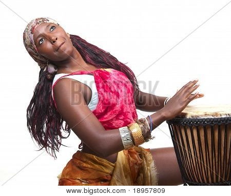 ตีกลอง Djembe ชาติพันธุ์