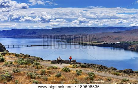 Tourists Overlook Wanapum Lake Colombia River Wild Horses Monument High Desert Vantage Washington