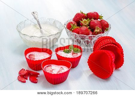 Preparation of ice cream from strawberries and yogurt
