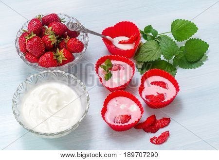 Preparation of ice cream from strawberries and yogurt