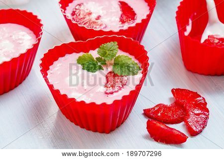 Preparation of ice cream from strawberries and yogurt