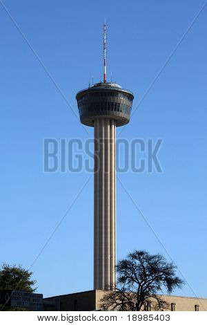 Un colpo della Torre delle Americhe a San Antonio, in Texas, dalla sponda di un fiume.