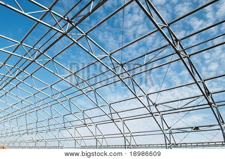 construction d'ossature en acier métallique à l'extérieur du bâtiment