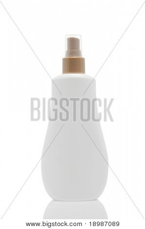 En hvid isoleret plast flaske med spray for kosmetik
