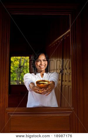 Splendida donna offerta tailandese Bowl