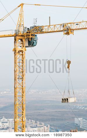 věžový jeřáb vyzdvihnutí betonových bloků zatížení na vrcholu budovy ve výstavbě