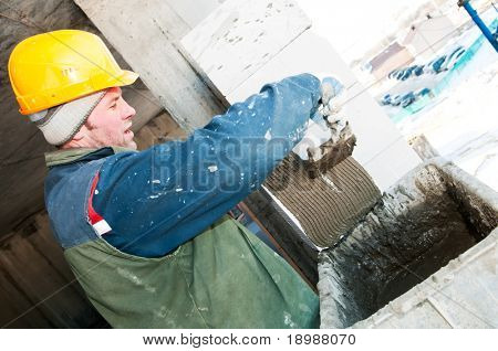 pedreiro de trabalhador de pedreiro de construção fazendo uma alvenaria com colher de pedreiro