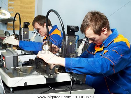 zwei Beschäftigte Techniker Detail Qualität in Werkzeug-Werkstatt