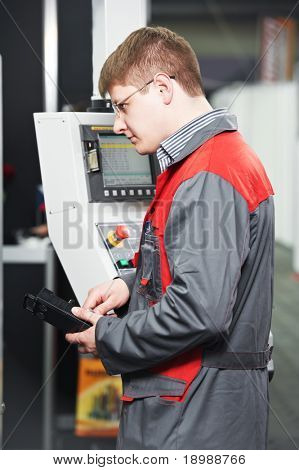 Maschinentechniker Arbeitnehmer an Cnc Bearbeitungszentrum Fräsen im Tool-workshop