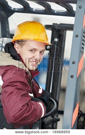 unga smiley lager arbetare driver i uniform köra gaffeltruck stacker