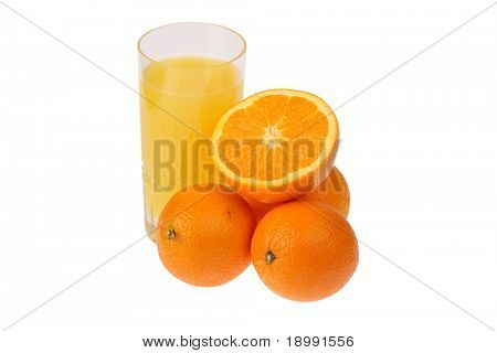 Appelsinjuice i glasset og frisk orange frugter - skåret ud