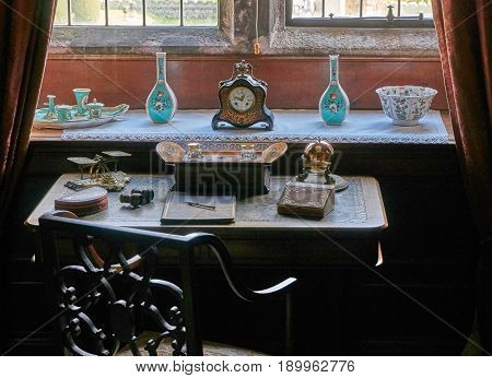 Cornwall, England, Uk - April 5Th 2017: An Old Retro Vintage Desk And Shelf With Various Antique Art
