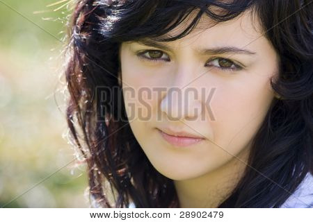 traurig Teen Portrait mit Szene spiegelt sich in ihren Augen.