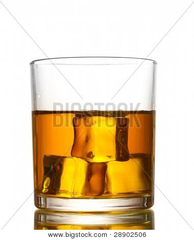 verre de whisky et de la glace isolé on white