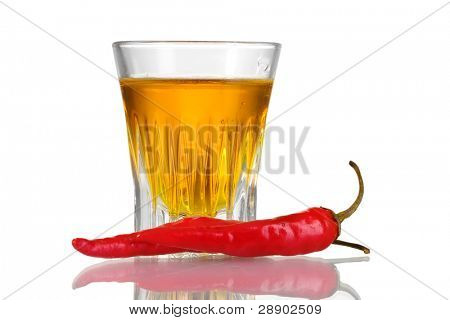 verre de poivre rouge et vodka piment isolé on white