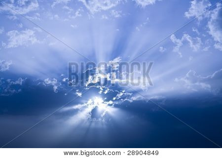 Slunce pod cloudscape, nebeská pozadí