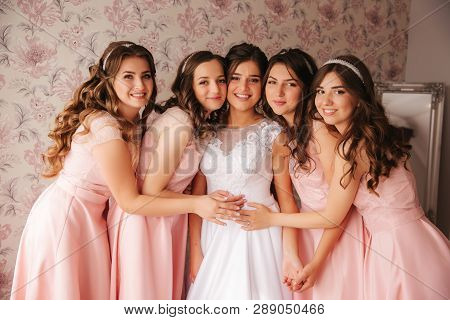 Gride With Her Bridesmaid Hugs And Moved Clother To Each Other For Group Photo
