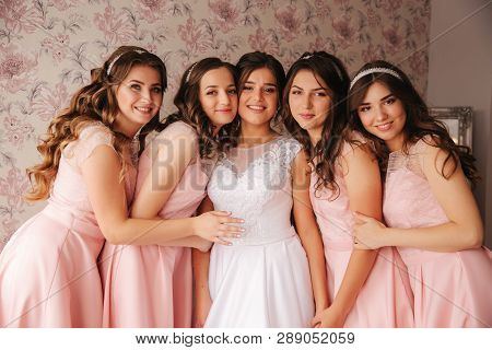 Gride With Her Bridesmaid Hugs And Moved Clother To Each Other For Group Photo