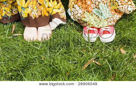 Mulher feets sob vestido sobre a grama