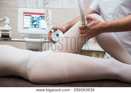 Procedure laser lipolysis of the abdominal region in a beauty center.