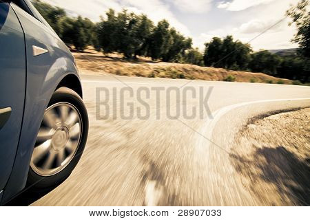 Girando a roda em alta velocidade na zona rural.
