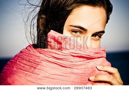 อายสีเขียว eyed ทรามอยู่หลังม่านนั้น