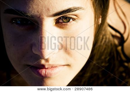 สีเขียว eyed งามจ้องมองที่กล้อง