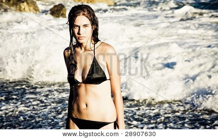 Sexet grønne eyed pige på stranden som baggrund.