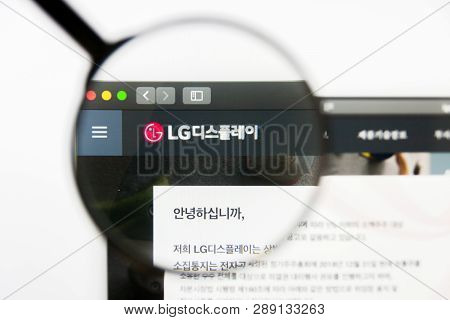 Los Angeles, California, Usa - 12 March 2019: Illustrative Editorial, Lg Display Website Homepage. L