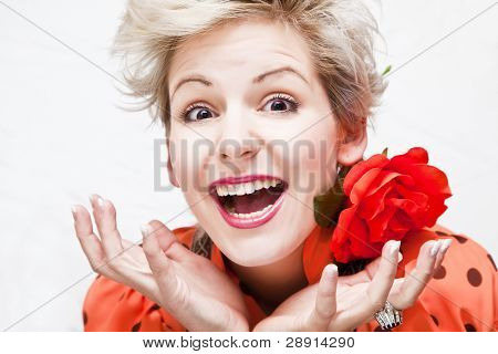 Ung blond smukke kvinde i hysteriske gestus.