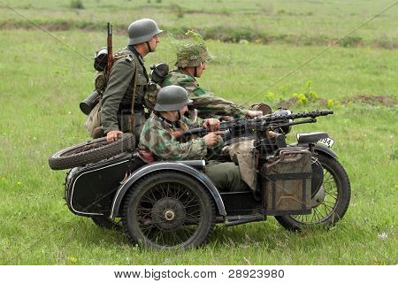 德国士兵的摩托车在 Ww2