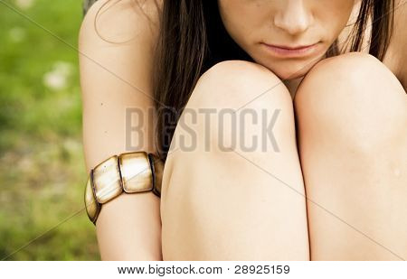 Closeup in corpo di donna nudo triste.