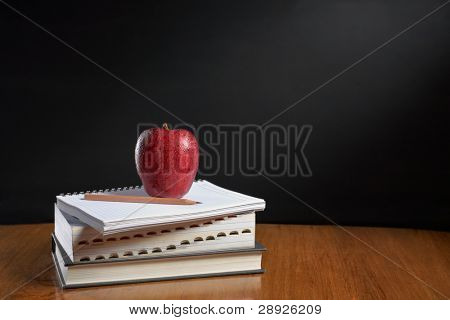 Kazık kitap shool konsepti üzerine kırmızı elma
