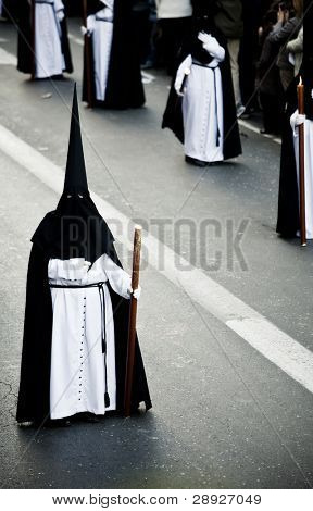 Wierzący w procesji na ulicach.