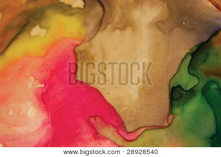 Close-up da paleta de aquarela do artista com verde, salpicos de tinta vermelha e marrom