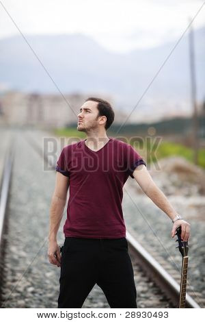 Genç erkek müzisyen acustic gitar ile poz.