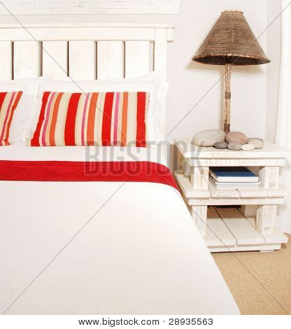 Slaapkamer in crème en rode kleuren