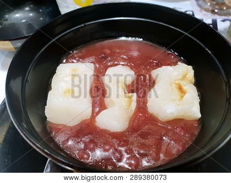 Japanese Dessert Style, Top View Sweet Red Bean Soup With Rice Cake (mochi) In Black Bowl, Japanese 