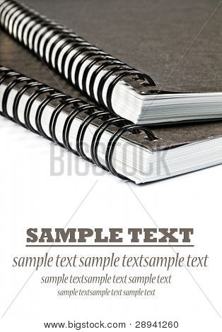 Close up di libri nota ringbinded su uno sfondo bianco con spazio per il testo