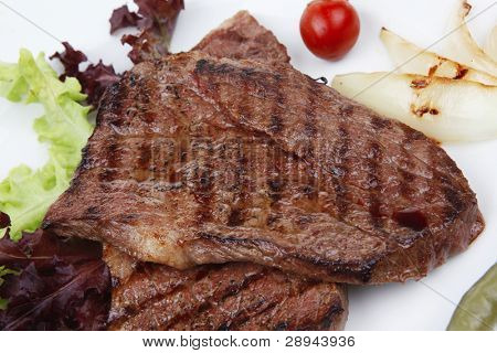 肉料理： 2 つのグリル ステーキ唐辛子と赤ピーマン、緑レタス サラダ、分離料理 ov