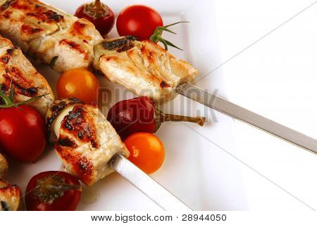frisk grillet kylling shish kebab på hvidt fad