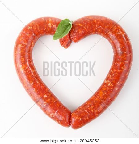 Kiełbasa-serce na białym tle