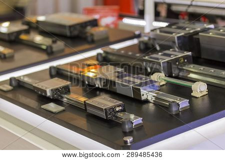 Close Up Many Size Of High Quality And Precision Linear Ball Bearing Guide Of Machine For Industrial