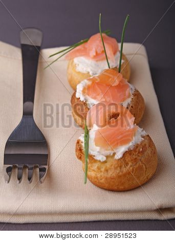 Finger food, choux con salmone e formaggio