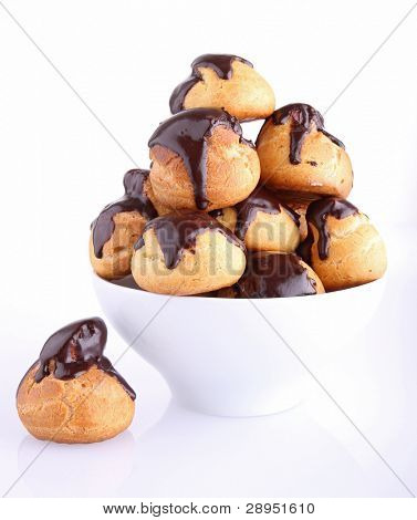 bacia isolada de profiteroles no fundo branco