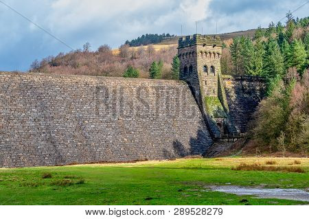 View Of Derwent Dam And Reservoir, Peak District, Derbyshire, Uk.